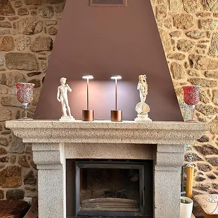 Casa De Piedra, A Lameira *